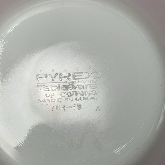 Vintage Pyrex Red Laurel Leaf 7” plates (Set of 4) - Picture 6 of 6